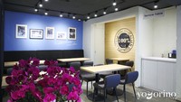 Tersedia pula ruang makan dengan sofa nyaman. Di ruangan ini terpajang beberapa foto interior restoran. Terlihat lebih modern terlebih dengan adanya beberapa lampu di bagian atap.  Foto: Facebook Yogorino Korea