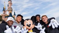 Mbappe dkk terlihat memakai sarung tangan Mickey Mouse dan berpose bersama. Semua pemain memposting foto dan hari yang sama ke Instagram, termasuk pihak Disneyland ikut merekam kedatangan mereka (disneylandparis/Instagram)