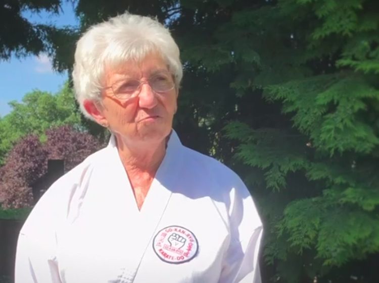 Potret Nenek Ninja yang Berhasil Kalahkan Kanker dan Jadi Juara Karate