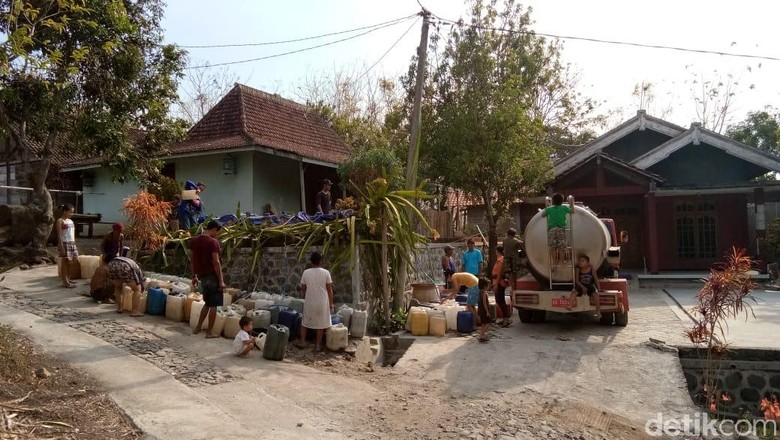 Kekeringan di Ponorogo Meluas, 14 Desa Butuh Pasokan Air Bersih Kekeringan di Ponorogo Meluas, 14 Desa Butuh Pasokan Air Bersih