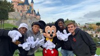 Mereka adalah Kylian Mbappe, Paul Labile Pogba, Antoine Griezmann, Ousmane Dembele. Para punggawa Prancis ini langsung bermain di Disneyland Paris seusai bertanding lawan Islandia (k.mbappe/Instagram)