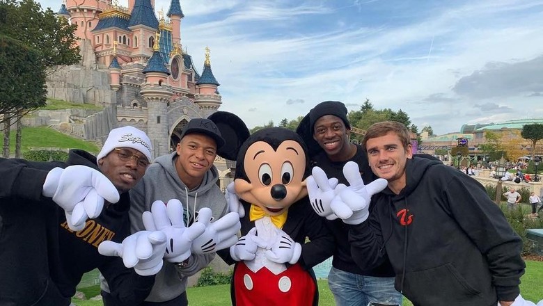 Mbappe dkk di Disneyland Paris (k.mbappe/Instagram) Mbappe dkk di Disneyland Paris (k.mbappe/Instagram)