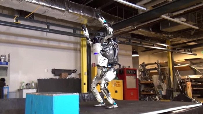 Robot ini patut mengangkat tangannya tanda gembira, lantaran dirinya bisa melakukan berbagai gerakan sulit, dari parkour hingga backflip. Foto: YouTube/BostonDynamics Robot ini patut mengangkat tangannya tanda gembira, lantaran dirinya bisa melakukan berbagai gerakan sulit, dari parkour hingga backflip. Foto: YouTube/BostonDynamics