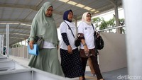 Para pedagang antusias mendatangi Skybridge.