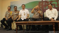 Di ruang Wenny, polisi memeriksa lubang di kaca serta jarak dan arah peluru. Titik masuk dan arah pantulan peluru juga diperiksa.