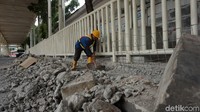 Sekat sekat tersebut ditata di bagian tengah jembatan. Sehingga nantinya para pejalan kaki akan berada di kanan dan kiri lapak jualan.
