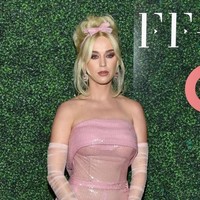 Tidak ketinggalan sarung tangan panjang yang membungkus kedua tangannya serta headpiece yang dipermanis dengan aksen pita untuk rambutnya yang bergaya retro. (Foto: Brian Ach/Getty Images)