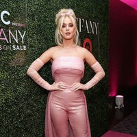 Pelantun Roar itu mengandalkan jumpsuit strapless rancangan Galia Lahav yang mengekspos punggungnya. Busana tersebut dihiasi ekor panjang yang menjuntai dari pinggang sehingga meninggalkan kesan glamor. (Foto: Brian Ach/Getty Images)