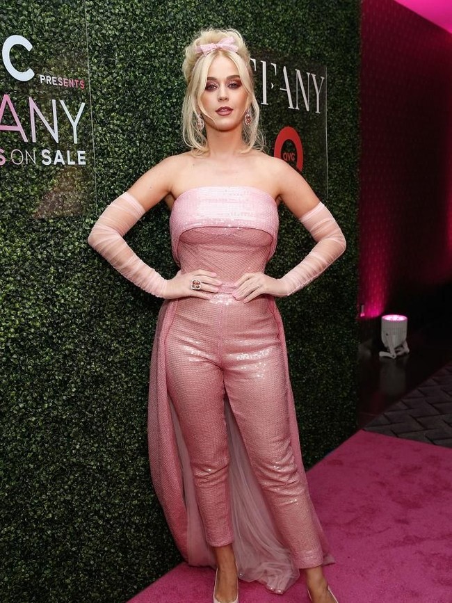 Pelantun Roar itu mengandalkan jumpsuit strapless rancangan Galia Lahav yang mengekspos punggungnya. Busana tersebut dihiasi ekor panjang yang menjuntai dari pinggang sehingga meninggalkan kesan glamor. (Foto: Brian Ach/Getty Images)