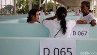 Para pedagang melihat lapak yang akan menjadi tempat baru mereka.