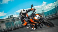 KTM Duke 125 bakal dibekali dengan mesin 124 cc single silinder, liquid-cooled, fuel-injected, yang dikawinkan dengan 6 percepatan. Sehingga membuat motor ini bakal mampu berlari setara 15 tenaga kuda dan memiliki torsi mencapai 11,8 Nm. Foto: dok. KTM