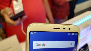 Sementara baterainya berkapasitas 3.300 mAh.  (Foto: detikINET/Agus Tri Haryanto)