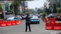 Petugas Dishub DKI Jakarta ikut membantu mengatur lalu lintas.