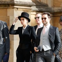 Pilihan Cara Delevingne pun membuatnya menarik perhatian di acara sakral tersebut. Setelan tuksedo hitam datang dari koleksi Emporio Armani, sementara sepatu stiletto keluaran brand Casadei. Foto: Getty Images