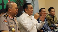 Polisi menggelar jumpa pers bersama Perbakin dan Ketua DPR di gedung DPR, sore ini.