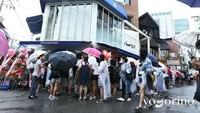 Banyak orang yang rela mengantre demi mencicipi beragam kreasi es krim di Yogorino. Antriannya terlihat hingga beberapa bangunan setelahnya, lho. Padahal saat itu tengah hujan. Foto: Instagram yogorinokorea