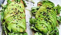 Yang ini alpukat tak dilumatkan tapi diiris tipis dengan paduan arugula. Segar dan lembut. Foto : Instagram @belishealth