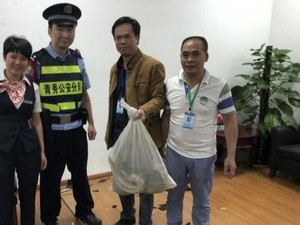Ular Piton Ini Jatuh dari Plafon Ruangan Bank Saat Rapat Karyawan
