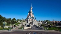 De grands champions qui n’ont rien perdu de leur âme d’enfant ! Merci pour votre visite di ofisial Disneyland Paris. Artinya, para punggawa yang membawa Prancis juara dunia ini tidak kehilang jiwa anak-anaknya dan terimakasih telah berkunjung (Disneyland Paris)