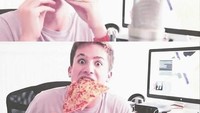 Sambil sibuk menulis lagu ciptaan terbaru, Charlie memesan satu kotak pizza. Ia juga menunjukkan pose konyolnya saat melahap pizza. Foto: Instagram @charlieputh