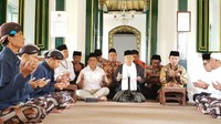 Foto: Di sela-sela pertemuan, Maruf Amin sempat diantar langsung oleh Sultan HB X menunaikan salat di Masjid Kagungan Dalem Panepen. Masjid Panepen merupakan masih bersejarah di lingkungan Keraton Yogyakarta. (Dok Istimewa).