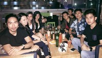 Kalau lagi kongkow bareng teman-temannya ini Jevi terlihat seperti anak muda pada umumnya. Ternyata jadi masinis adalah cita-cita Jevi sejak kecil dan kini ia berhasil mewujudkannya. Foto: instagram @jevisantosa