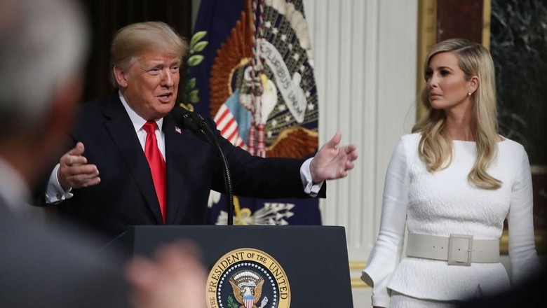 Trump Bela Putrinya yang Pakai Email Pribadi untuk Urusan Pemerintah Trump Bela Putrinya yang Pakai Email Pribadi untuk Urusan Pemerintah
