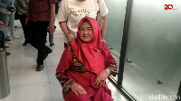 Sang ibu, Retno, menjadi saksi di persidangan karena Roro memesan sabu dengan nama ibunya itu. (Foto: dok. 20detik)