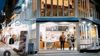 Dua tahun lalu, Zico Block B membuka restoran es krim di wilayah Hongdae, Seoul. Dari luar, restoran ini menempati bangunan berdinding kaca yang modern. Foto: Facebook Yogorino Korea