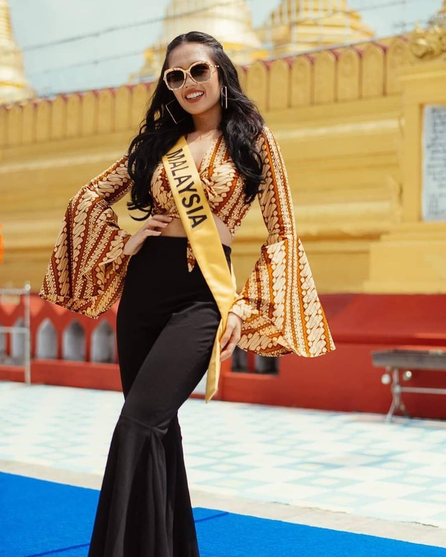 Sosok Debra diserang oleh netizen Indonesia saat mengikuti Miss Grand International 2018 di Thailand. Dalam salah satu penampilannya di kontes kecantikan tersebut, finalis Miss Grand International 2018 dari Malaysia itu tampil menggunakan batik. Foto: dok. Instagram (@debrajeanna.poh)