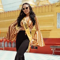 Sosok Debra diserang oleh netizen Indonesia saat mengikuti Miss Grand International 2018 di Thailand. Dalam salah satu penampilannya di kontes kecantikan tersebut, finalis Miss Grand International 2018 dari Malaysia itu tampil menggunakan batik. Foto: dok. Instagram (@debrajeanna.poh)