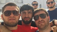 Khabib selfie bersama teman-temannya di Masjid Sheikh Zayed, Abu Dhabi. Masjid serba putih yang terkenal sebagai salah satu masjid terindah di dunia (Instagram/khabib_nurmagomedov)