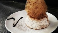 Gimana dengan caramel panna cotta ini? Cantik banget ya? Garnish-nya berupa gula karamel yang dibentuk seperti bola. Di sisiannya ada saus mirip kopi dengan jejak pahit enak. Foto: Instagram pune.foodster