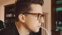 Pria kelahiran New Jersey ini, memang tidak bisa jauh-jauh dari minuman manis. Ini pose tampannya saat menyantap es kelapa. Kira-kira sedang memikirkan apa ya? Foto: Instagram @charlieputh