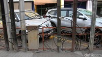 Kabel-kabel menjuntai tak beraturan.