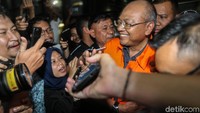 Rendra langsung diserbu oleh sejumlah awak media.
