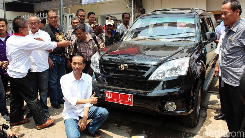 Jokowi saat mengantar Esemka uji emisi di Jakarta beberapa tahun lalu (Foto: Rachman Haryanto) Jokowi saat mengantar Esemka uji emisi di Jakarta beberapa tahun lalu (Foto: Rachman Haryanto)
