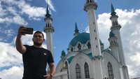 Masjid Kul Sharif di Kazan disebut-sebut sebagai masjid paling cantik di Rusia. Khabib tampak bahagia saat datang ke sana (Instagram/khabib_nurmagomedov)