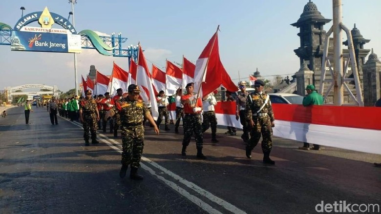 Masuk Jateng, Kirab Satu Negeri Disambut Merah Putih 1 Km Masuk Jateng, Kirab Satu Negeri Disambut Merah Putih 1 Km