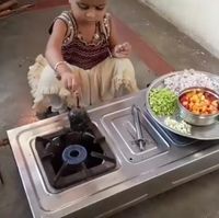Keren! Aksi Cekatan Bocah Ini Memasak Bikin Netizen Kagum