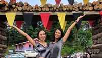 Debra juga menyempatkan datang ke Festival Irau Aco Lun Bawang. (Instagram/@debrajeanne.poh)