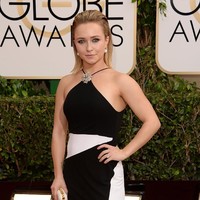 Desainer Tom Ford tidak mau meminjamkan gaunnya untuk dipakai Hayden Panettiere di Golden Globes 2014. Namun Hayden membalas penolakan itu dengan membeli sendiri gaun rancangan desainer dengan uangnya. Setelahnya, Tom Ford mengirimi ia sebuah pesan lengkap dengan bunga mawar putih, Kamu terlihat cantik malam lalu, tulisnya. Foto: Getty Images