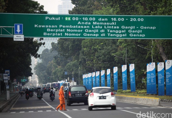 Pemprov DKI Jakarta tetap melanjutkan kebijakan ganjil genap usai Asian Para Games 2018. Kebijakan itu akan diperpanjang hingga akhir tahun 2018.