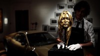 Yakni, Sphinx dan Siren di tahun 2008 yang keduanya membentuk sosok Kate Moss dengan pose yoga. Foto: Jack Taylor/Getty Images