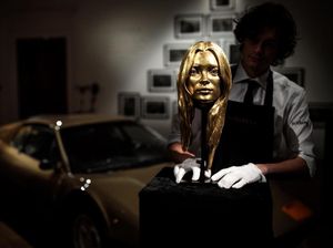 Wow! Patung Kepala Kate Moss Dilelang Rp 6 M