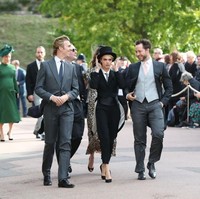 Busana model 26 tahun itu ternyata melanggar protokol istana, seperti dikutip dari Glamour. Seperti telah disebutkan dalam undangan pernikahan, bahwa tamu yang datang diminta setelan jas (morning coat/day) atau gaun dengan topi. Foto: Getty Images