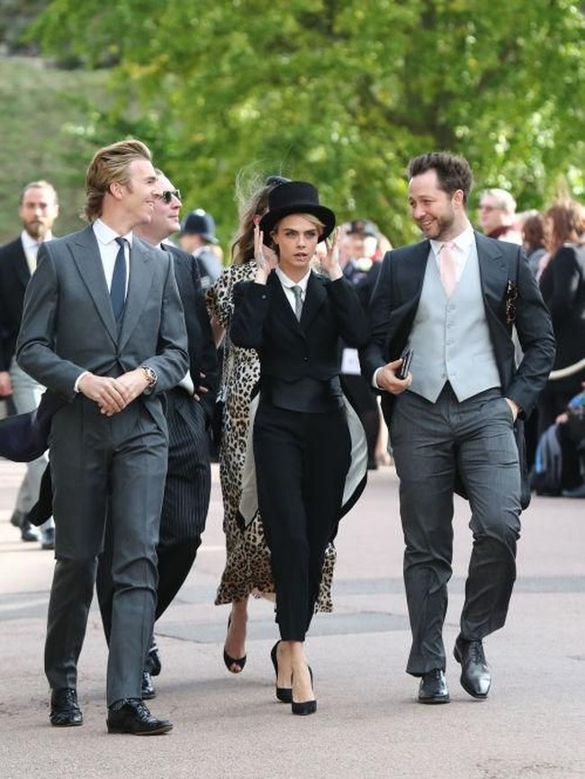 Busana model 26 tahun itu ternyata melanggar protokol istana, seperti dikutip dari Glamour. Seperti telah disebutkan dalam undangan pernikahan, bahwa tamu yang datang diminta setelan jas (morning coat/day) atau gaun dengan topi. Foto: Getty Images