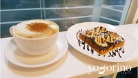 Selain yogurt dan es krim beragam varian, Yogorino Korea juga menghadirkan minuman berkafein seperti cappuccino dan beberapa roti panggang. Nyam!  Foto: Facebook Yogorino Korea