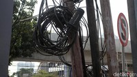 Kondisi kabel terlihat berantakan.