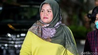 KPK menangkap Bupati Bekasi Neneng Hassanah Yasin terkait dugaan kasus suap perizinan proyek pembangunan Meikarta.